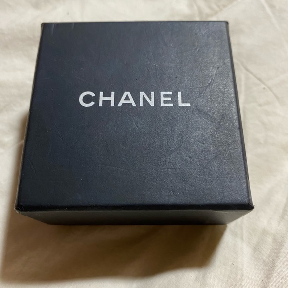 SALE ✅ Authentic Chanel Iconic pair with CC logo blue enamel and Pearl Earrings - Picture 6 of 10